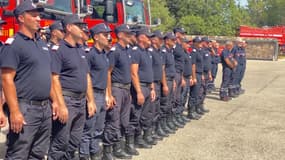 40 sapeurs-pompiers roumains sont accueillis par le service départemental d'incendie et de secours du Var, début août 2023.