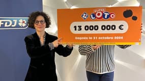 La responsable accompagnement et expérience gagnants de la FDJ, Isabelle Cesari, avec la gagnante du Super Loto d'Halloween, qui souhaite conserver l'anonymat.