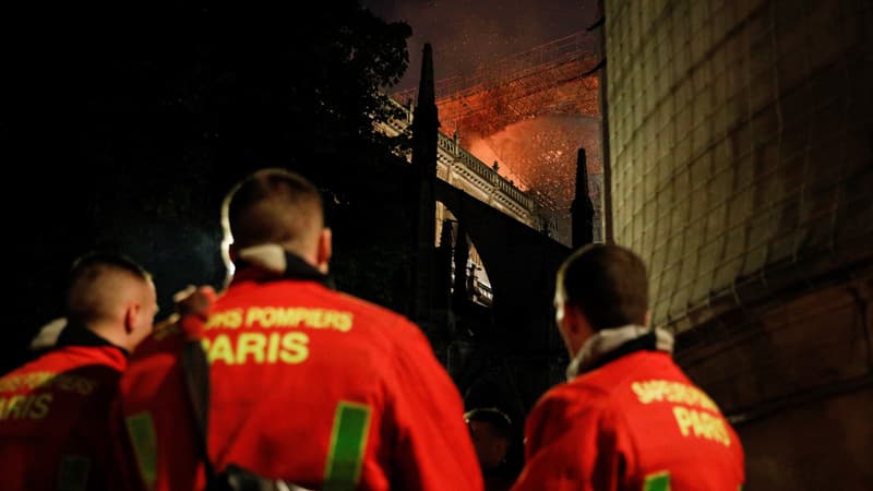 Les pompiers observent les flammes ravageant Notre-Dame-de-Paris, le 15 avril 2019. 