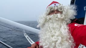 Romain Attanasio déguisé en père Noël pendant le Vendée Globe, le 24 décembre 2024