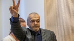 Walid Abdulrahman Abou Zayed, suspect dans l'attentat de la rue des Rosiers à Paris en 198, fait le V de la victoire lors d'une audience au tribunal d'Oslo sur une demande d'extradition déposée par la France, le 25 septembre 2020 en Norvège