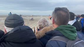 Des spectateurs regarde le passage d'une moto pendant l'Enduropale au Touquet (Pas-de-Calais), le 9 février 2025.