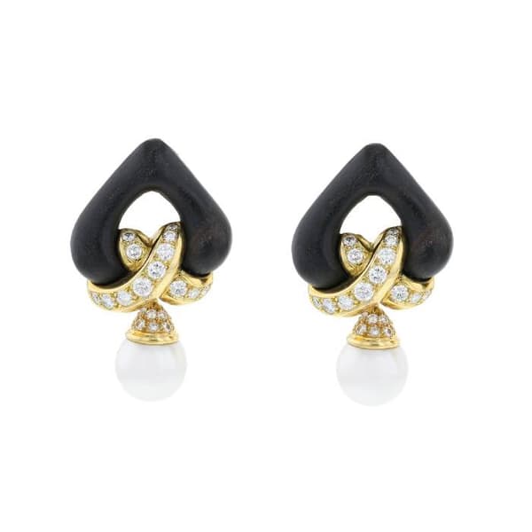 Paire de clips d'oreilles Rene Boivin en or jaune, en ébène, en perles et en diamants, proposée par Collector Square.
