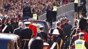 La procession royale transportant le cercueil d'Elizabeth II se dirige vers la cathédrale Saint-Gilles d'Edimbourg, le 12 septembre.