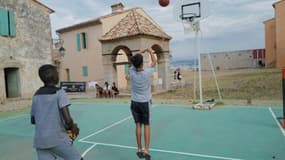 Des enfants issus de quartiers défavorisés jouent au basket dans une colonie de vacances à Cannes, le 28 juillet 2020