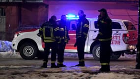 Des policiers, après une fusillade ayant fait au moins 12 morts, dans le village de Bajice, au Monténégro, le 1er janvier 2025