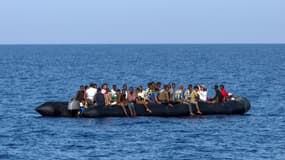 Au large des côtes libyennes, des migrants attendent d'être secourus par les garde-côtes italiens, le 6 août 2017