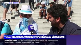 Marseille: Bernard, supporter de l'OM, attend la flamme devant le stade Vélodrome