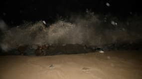 Des vagues déferlent sur la côte à l'approche de la tempête tropicale Pabuk, le 3 janvier 2019, dans la province thaïlandaise de Narathiwat