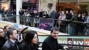Le ministre de l'Intérieur, Manuel Valls, dans le centre commercial de Rosny-sous-Bois le 21 décembre 2013.