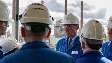 Le chancelier allemand Friedrich Merz lors de sa visite de l'usine BASF AG à Düsseldorf, dans l'ouest de l'Allemagne, le 13 septembre 2025.