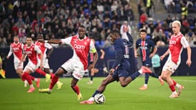Ousmane Dembélé face à Denis Zakaria lors d'un match PSG-Monaco, à Doha le 5 janvier 2025