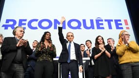 Eric Zemmour et ses partisans, le 10 avril 2022, sur scène. 