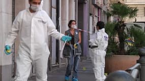 Place de l'opéra à Marseille, pas moins de 34 impacts de balles ont été repérés après la fusillade de dimanche matin, 22 de kalachnikov et 12 de pistolets 9 mm