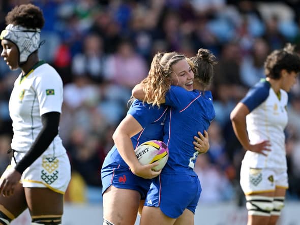 Marie Morland et Agathe Gerin célèbrent un des essais de l'équipe de France de rugby face au Brésil à la Coupe du monde, 31 août 2025