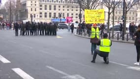 À Paris, la situation se tend entre les forces de l'ordre et les gilets jaunes