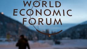 Le logo du Forum économique mondial de Davos en Suisse, le 18 janvier 2016