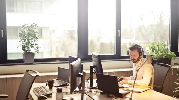 "L'isolement relationnel de centaines de milliers de salariés n'est pas seulement un problème de bien-être au travail ou de performance. C'est un fait politique", estiment trois économistes d'HEC - Yann Halgan, Antonin Bergeaud et Camille Frouard - dans une étude publiée lundi 9 mars.
