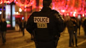 Un policier sur les Champs-Elysées, le soir du 31 décembre 2019. 