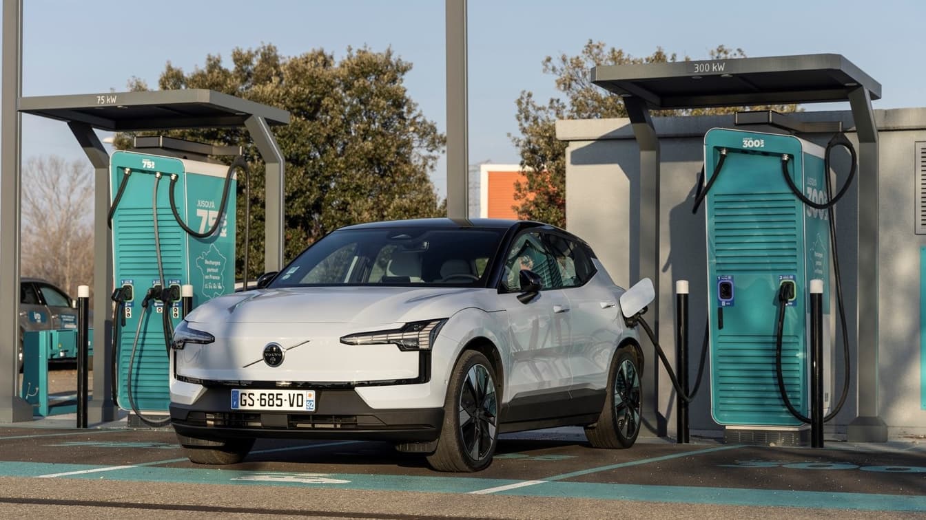 "DEMANDEZ À UNE AUTRE PERSONNE DE RECHARGER VOTRE VOITURE": VOLVO ALERTE SUR LES RISQUES ÉLECTRIQUES POUR LES PORTEURS DE PACEMAKER