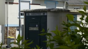 Des toilettes publiques à Nantes, où un nouveau-né a été découvert, le lundi 21 avril 2025.