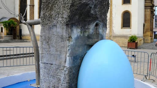 Le maire FN d'Hayange a fait repeindre cette fontaine du sculpteur Alain Mila sans le consulter.