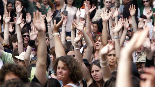 Des étudiants de l'université Bordeaux 3 participent à une assemblée générale suite au blocus de la faculté, en mai 2009