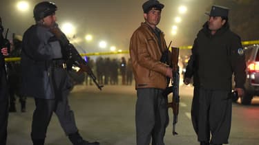 Des forces de sécurité afghanes devant le lycée Esteqlal, à Kaboul, le 11 décembre.