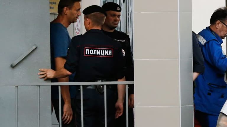 Alexeï Navalny à la sortie du centre de détention. 