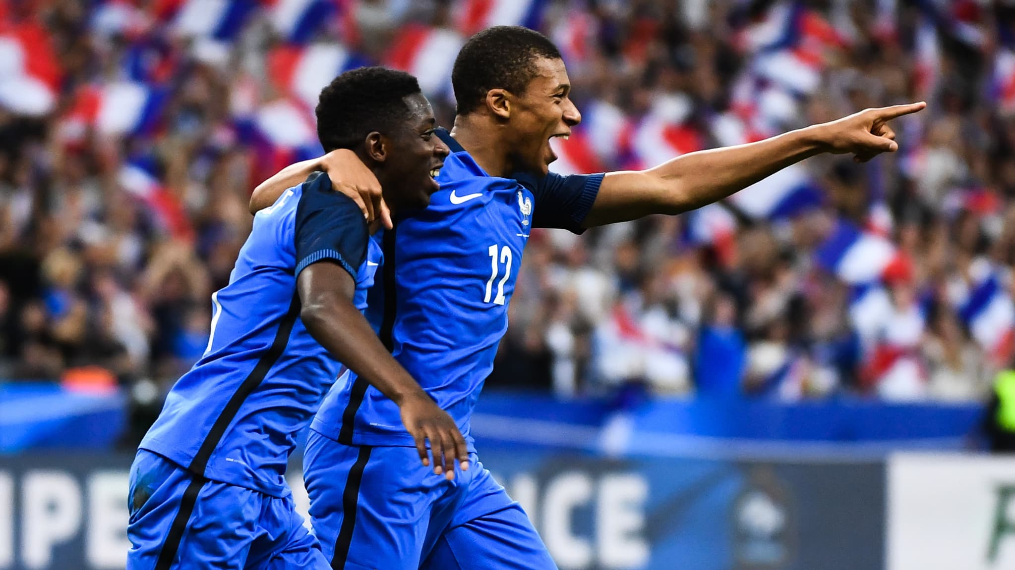 Ousmane Dembélé et Kylian Mbappé lors de France-Angleterre en juin 2017