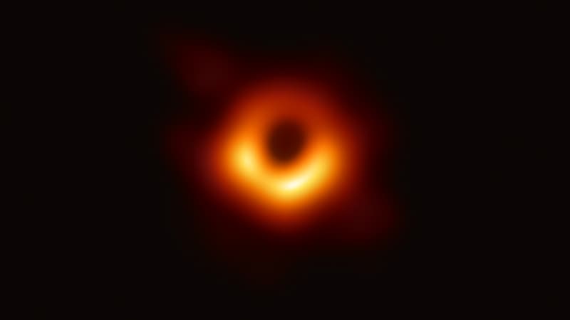 Cliché historique d'un trou noir. 