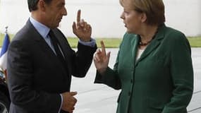 Angela Merkel et Nicolas Sarkozy à Berlin, le mois dernier. Très majoritairement inquiets face à la crise, les Français font davantage confiance à la chancelière allemande qu'à leur propre président pour la résoudre, selon un sondage publié jeudi. /Photo