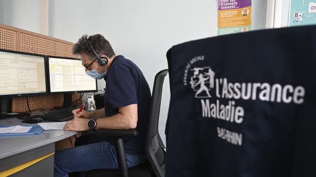 Un agent de l'Assurance maladie chargé du contact tracing, le 25 mai 2020 à Strasbourg