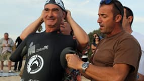 Thierry Corbalan, policier retraité ayant été amputé des deux bras en 1988, s'apprête à entamer son tour de Corse à la nage, le 10 septembre 2015 sur une plage de Porticcio
