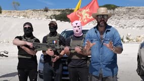 Papacito entouré d'hommes cagoulés et armés