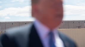 Le président américain Donald Trump devant le mur de séparation à la frontière avec le Mexique, vendredi 5 avril.