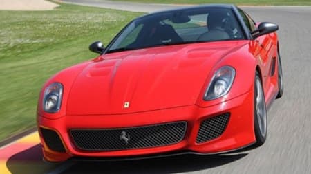 Cette 599 GTO pointe à 335km/h et passe de 0 à 100km/h en 3,3 secondes.