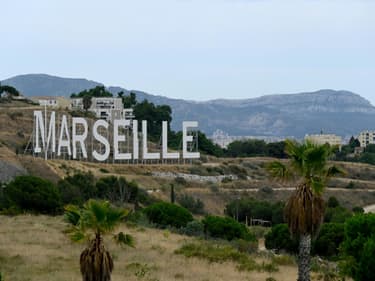 Marseille en lettres géantes à la façon de la colline d'Hollywood, le 7 juillet 2021.