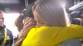 La directrice du Tour de France Marion Rousse félicite Pauline Ferrand-Prévot pour son premier maillot jaune, 2 août 2025