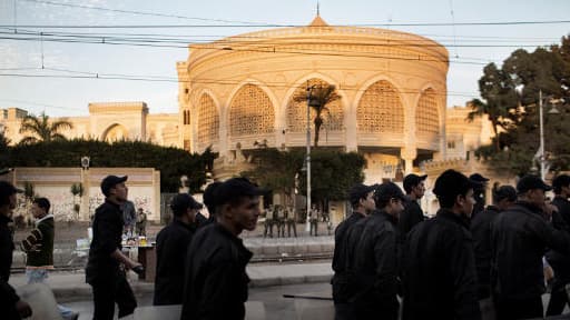 Des policiers devant le palais présidentiel au Caire, en décembre 2012.