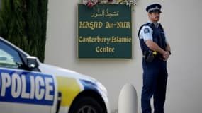 Un policier monte la garde devant la mosquée Al-Nour de Christchurch à deux jours de l'anniversaire des fusillades, le 13 mars 2020