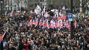 Des manifestants contre le racisme et l'extrême droite, à Paris le 22 mars 2025