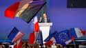 François Hollande tenait samedi un meeting à Dijon, où il a proposé un "nouvel acte de décentralisation", qui passerait, s'il était élu président de la République en mai, par le vote d'une loi sur les territoires avant la fin 2012. Il a en outre promis de