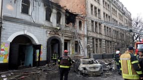 Les sauveteurs interviennent dans une école maternelle privée du quartier de Kholodnohirskyi, frappé par trois drones russes Shahed à Kharkiv, en Ukraine, le 22 octobre 2025 (illustration).