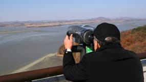 Un homme observe la Corée du Nord depuis un poste d'observation en Corée du Sud à Paju près de la zone démilitarisée (DMZ) entre les deux Corée, le 14 novembre 2017