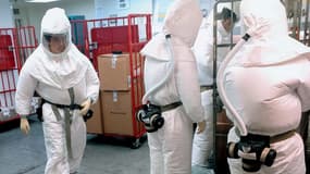 Le 2 octobre 2018, des membres du personnel du département américain de la Défense, vêtus de combinaisons de protection, contrôlent le courrier à son arrivée dans un bâtiment situé près du Pentagone, à Washington, DC (États-Unis), après que des colis ont été soupçonnés de contenir de la ricine.