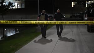 Des policiers près du bâtiment où Charlie Kirk, militant conservateur, a été mortellement blessé par balle lors d'une conférence à l'université Utah Valley à Orem, dans l'Utah, aux États-Unis, le 10 septembre 2025.