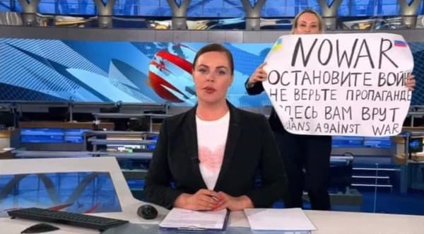 Marina Ovsyannikova avait brandi une pancarte anti-guerre au JT russe