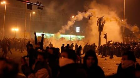 Les autorités égyptiennes préviennent qu'elles ne tolèreront pas de nouvelles manifestations et que les participants seront interpellés. La police a fait usage de gaz lacrymogènes et de canons à eaux à l'aube pour disperser les maifestants qui occupaient