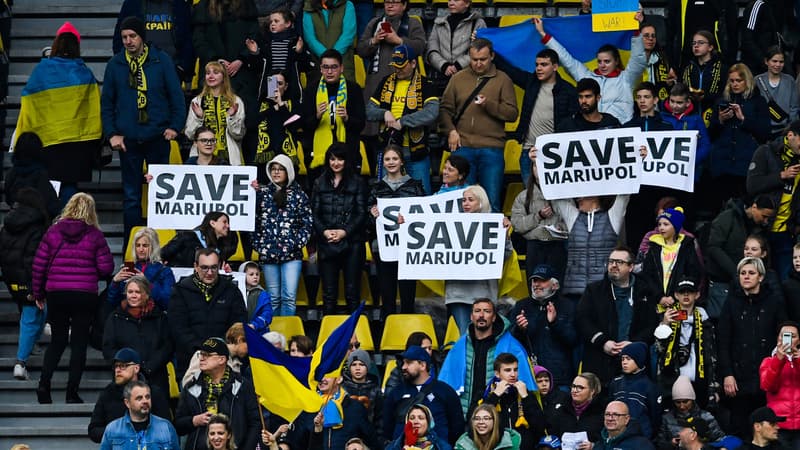 Des supporters de Dortmund avec des pancartes "Save Mariupol" lors du match de charité du Dynamo Kiev